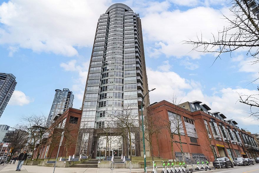 1209 63 Keefer Place