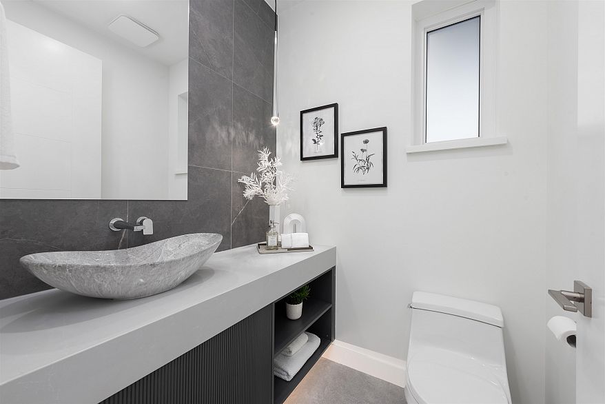 2 2750 W 19th Avenue