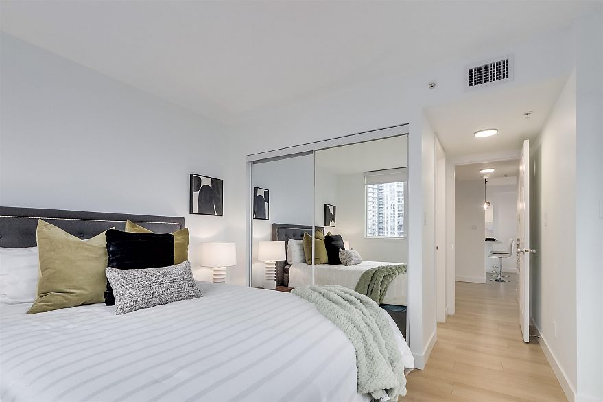 1209 63 Keefer Place