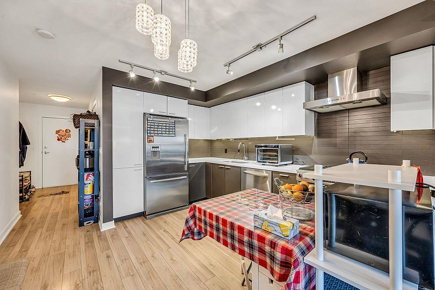 216 2888 E 2nd Avenue