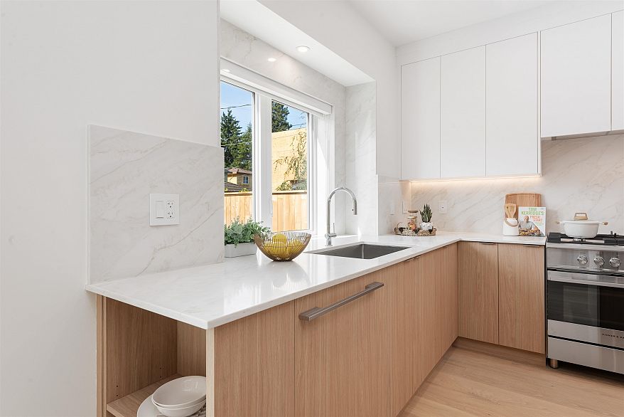 2 2750 W 19th Avenue