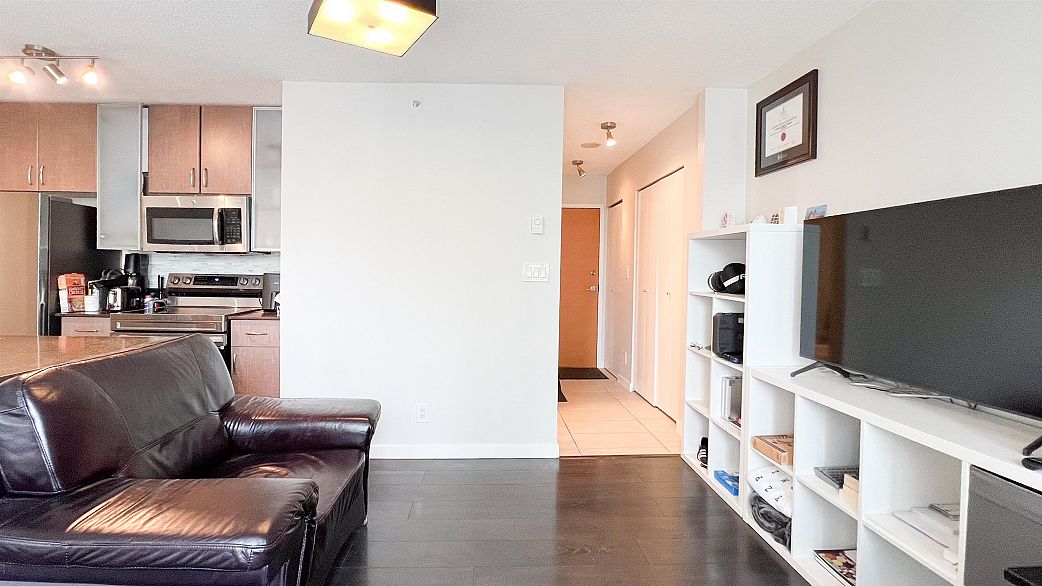 1002 977 Mainland Street