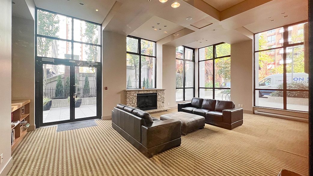 1002 977 Mainland Street