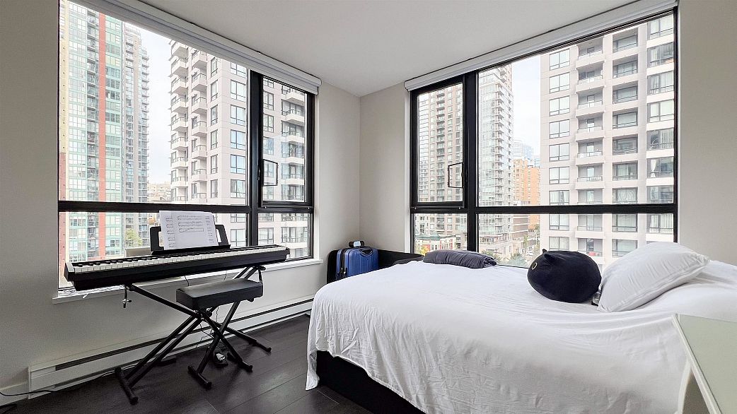 1002 977 Mainland Street