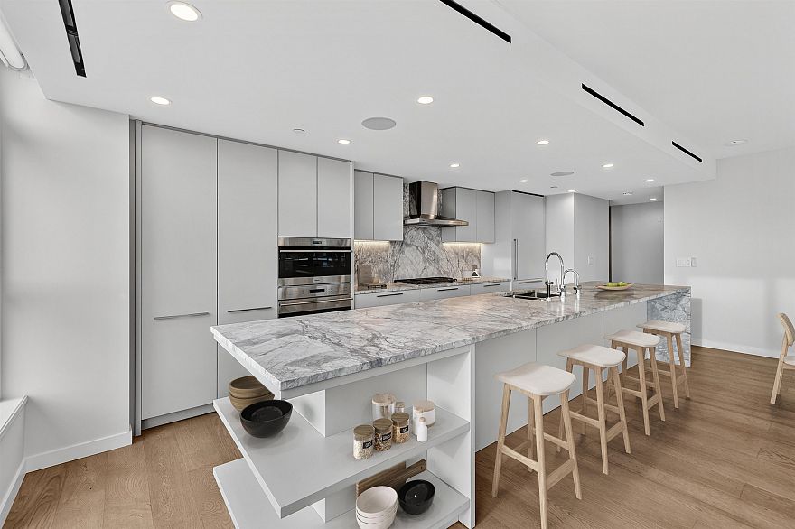 2403 1335 Howe Street