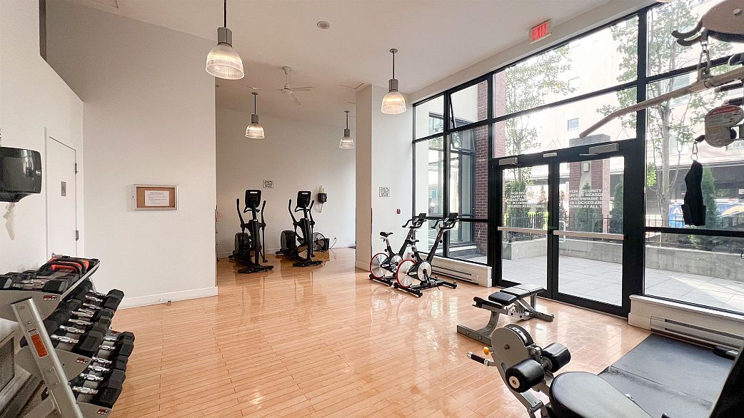 1002 977 Mainland Street