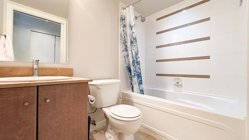 1002 977 Mainland Street