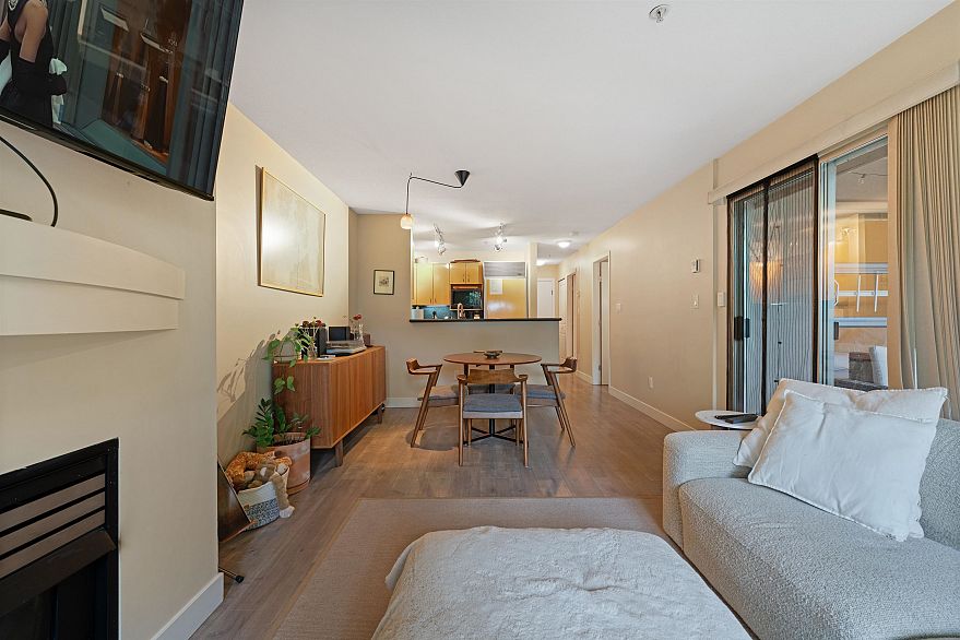 102 3083 W 4th Avenue