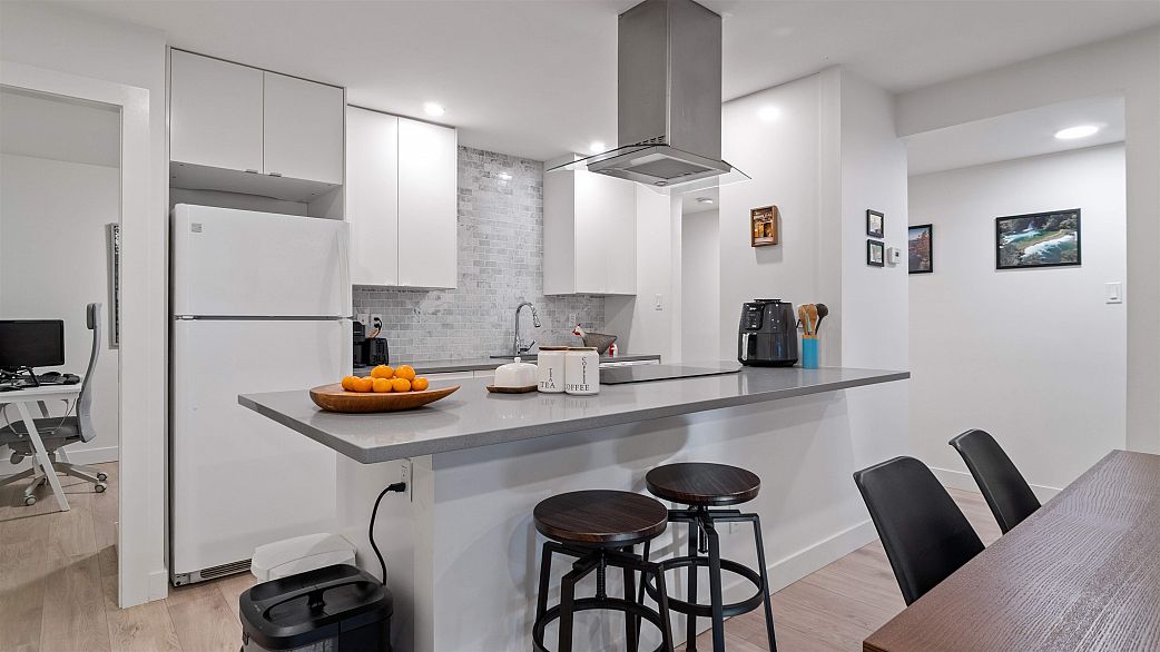 318 1345 W 15th Avenue