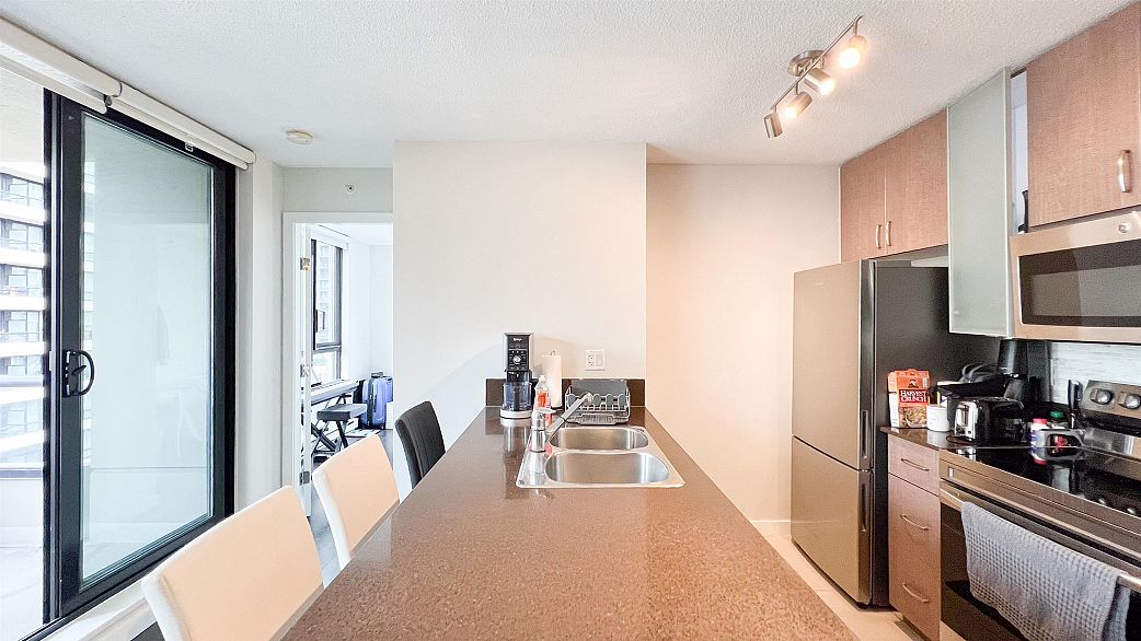 1002 977 Mainland Street