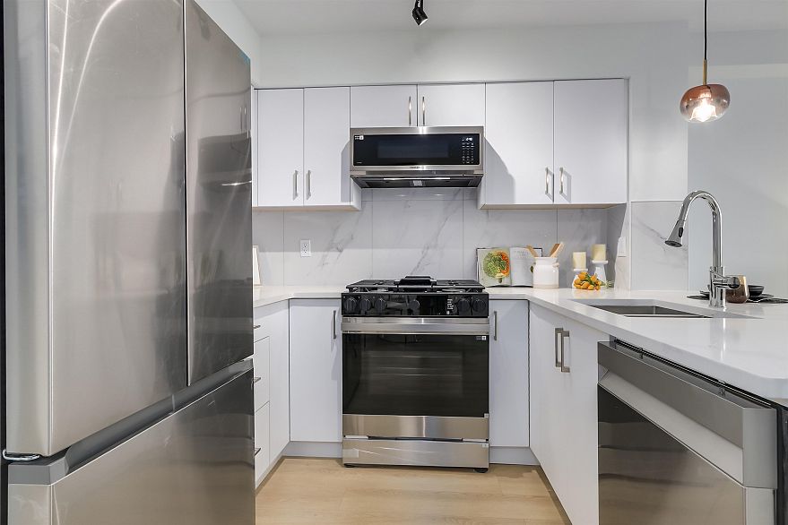 1209 63 Keefer Place