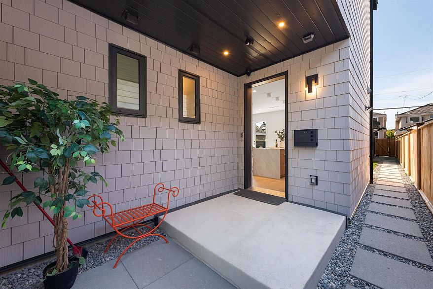 2 2750 W 19th Avenue