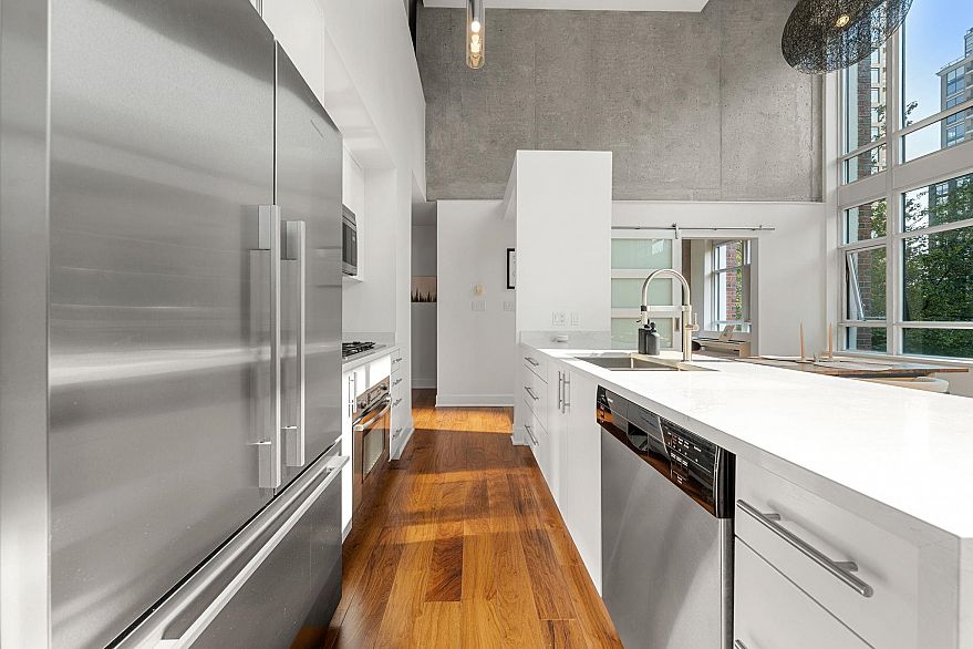 407 988 Richards Street