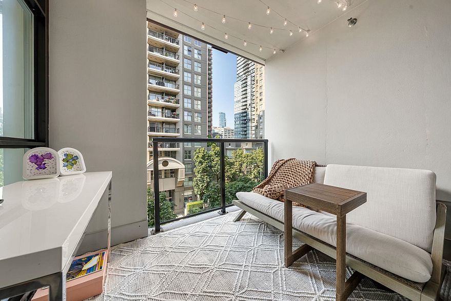 407 988 Richards Street