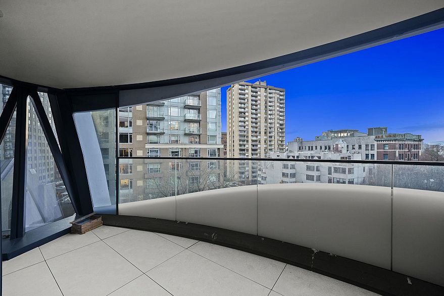 703 1033 Nelson Street