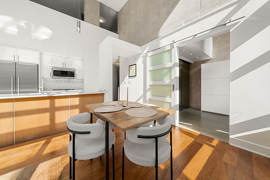 407 988 Richards Street