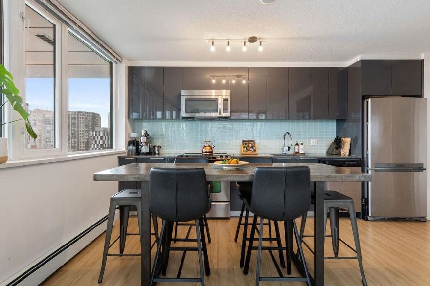 609 1325 Rolston Street