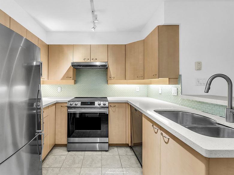 207 1990 Dunbar Street