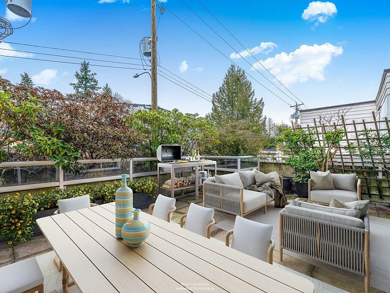 207 1990 Dunbar Street