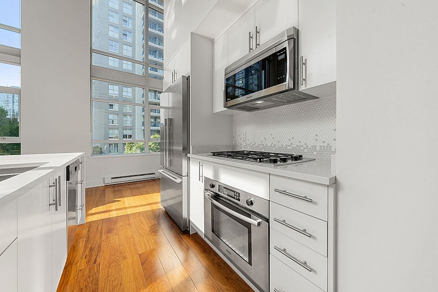 407 988 Richards Street