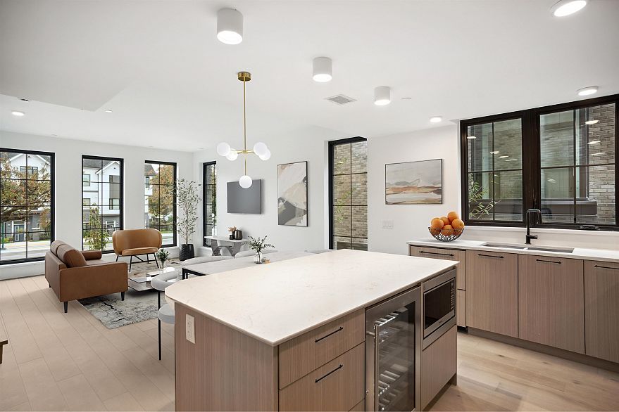 104 157 W King Edward Avenue