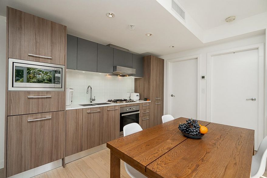 301 4638 Gladstone Street