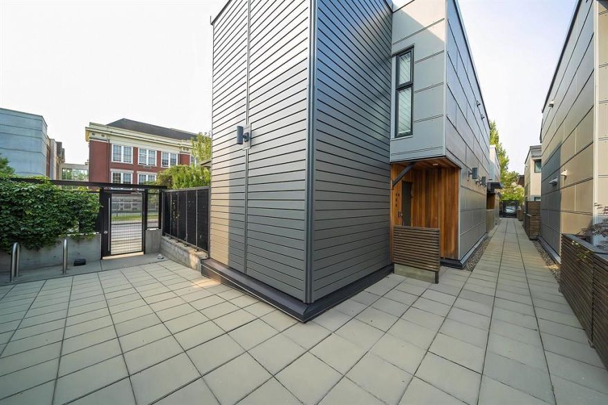 3 488 Jackson Avenue