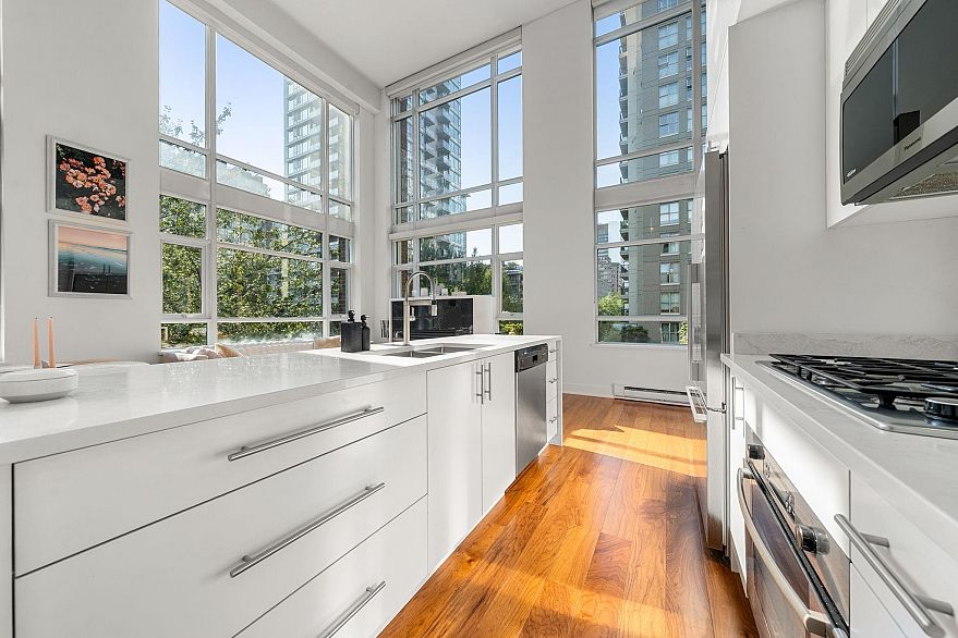 407 988 Richards Street