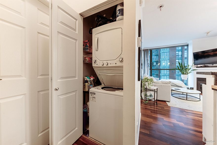 2104 928 Richards Street