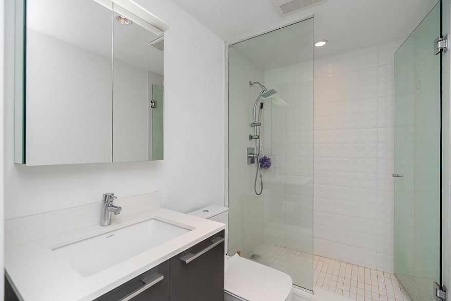 301 4638 Gladstone Street