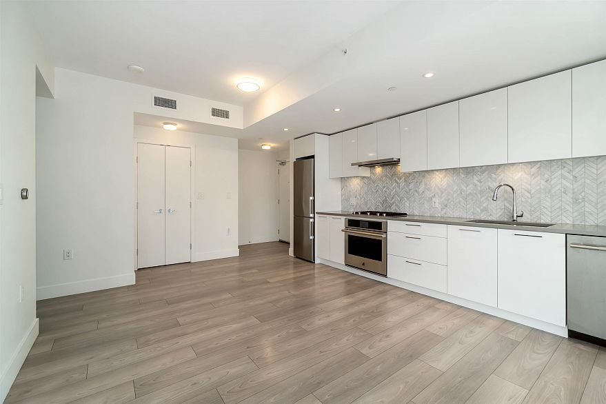 808 3581 E Kent Avenue North