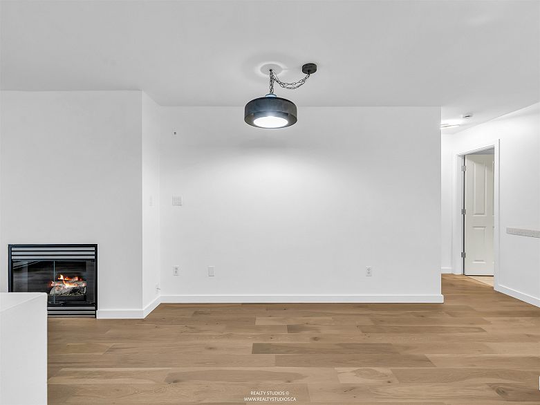 207 1990 Dunbar Street