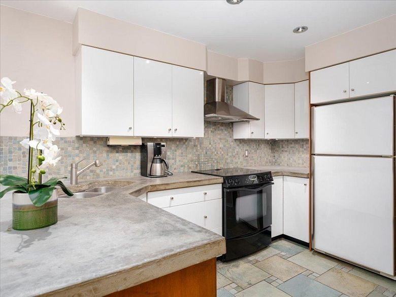 304 1274 Barclay Street