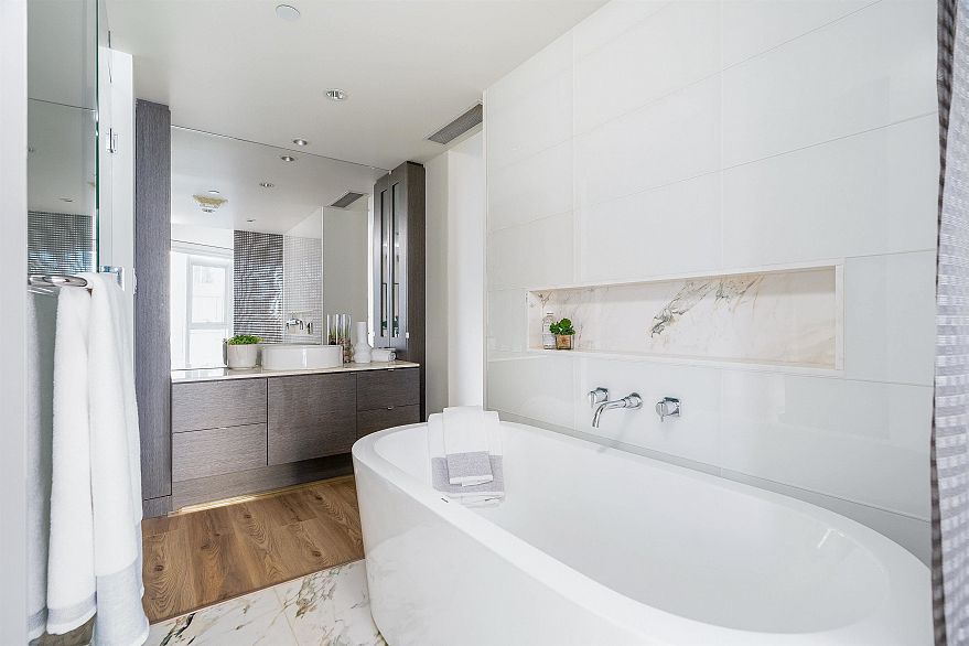 2101 1499 W Pender Street