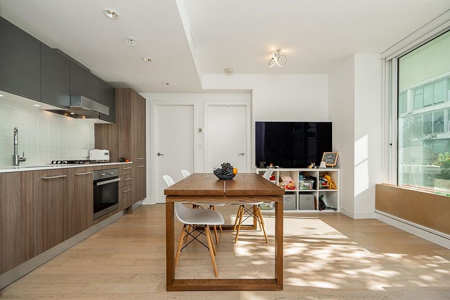 301 4638 Gladstone Street