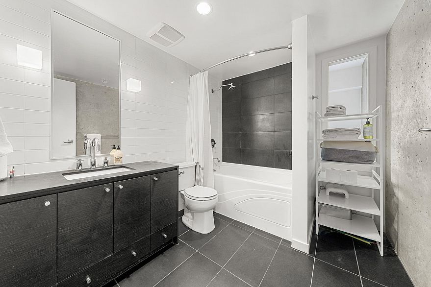 407 988 Richards Street