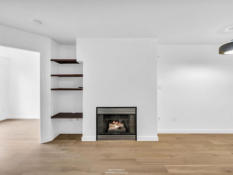 207 1990 Dunbar Street