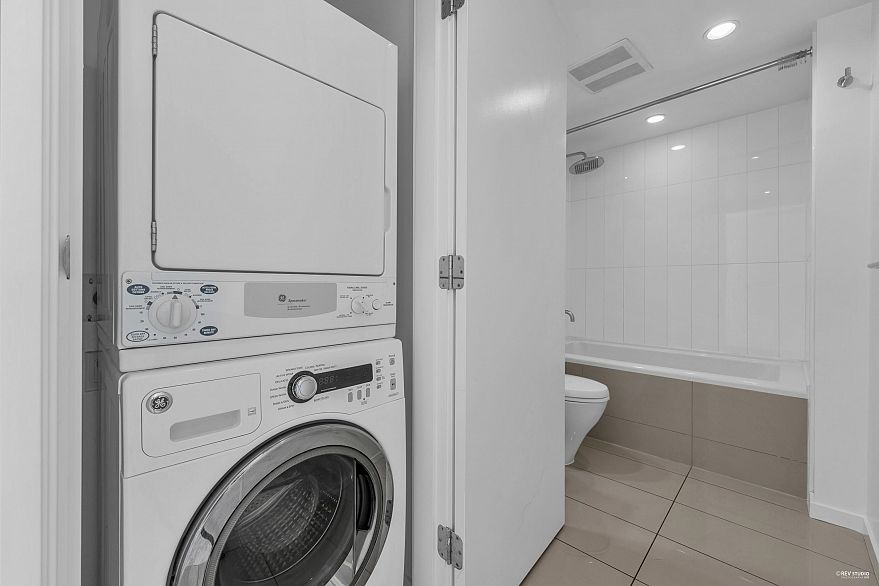 1202 999 Seymour Street