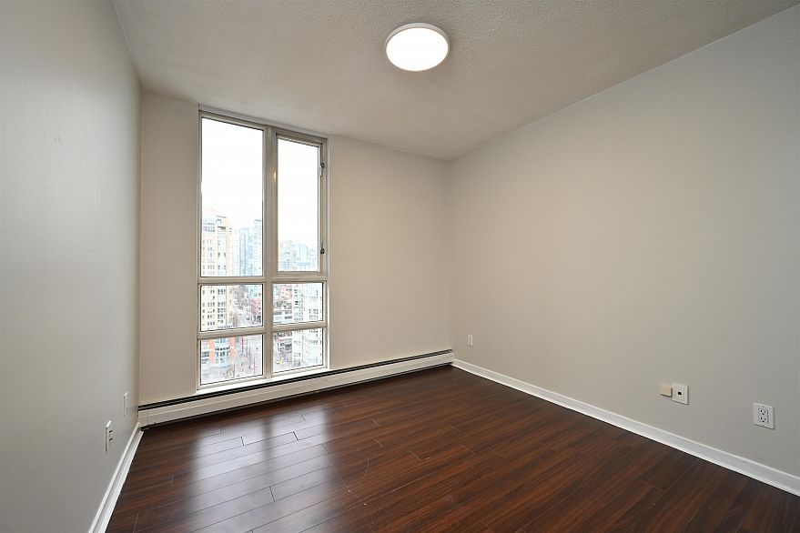 2002 1201 Marinaside Crescent