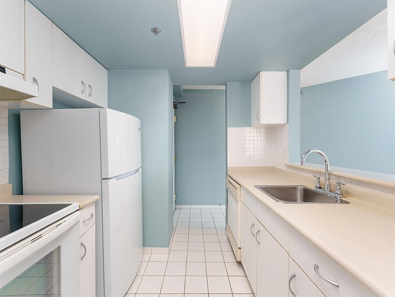 1605 789 Drake Street