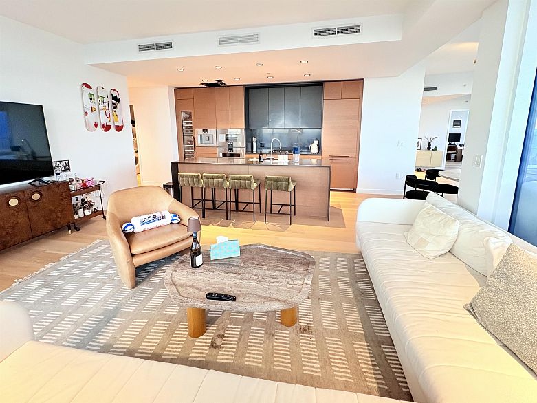 5901 1289 Hornby Street