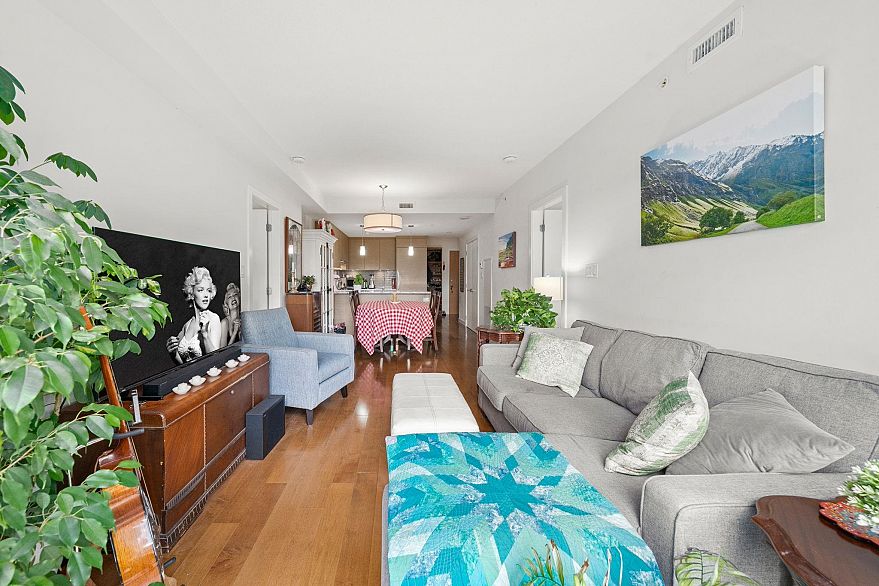 205 4083 Cambie Street