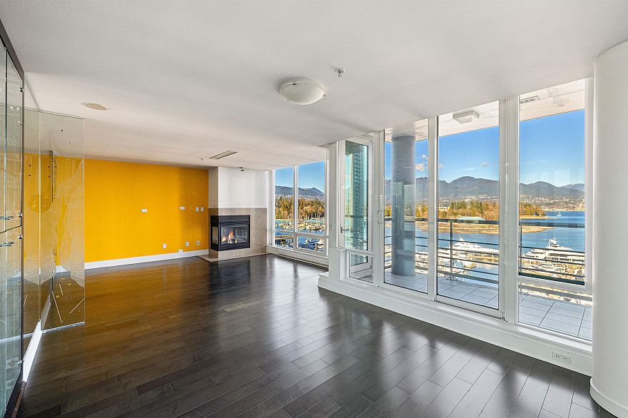 1002 499 Broughton Street