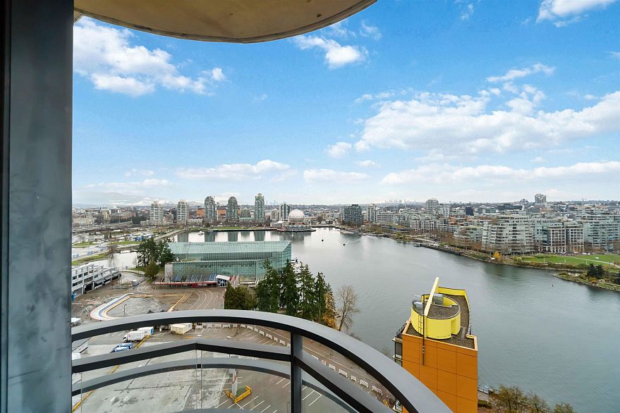 2303 33 Smithe Street