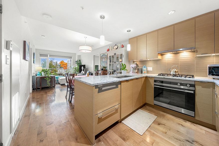 205 4083 Cambie Street