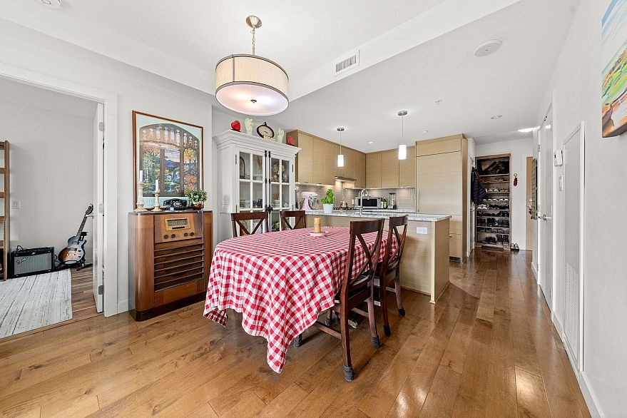 205 4083 Cambie Street