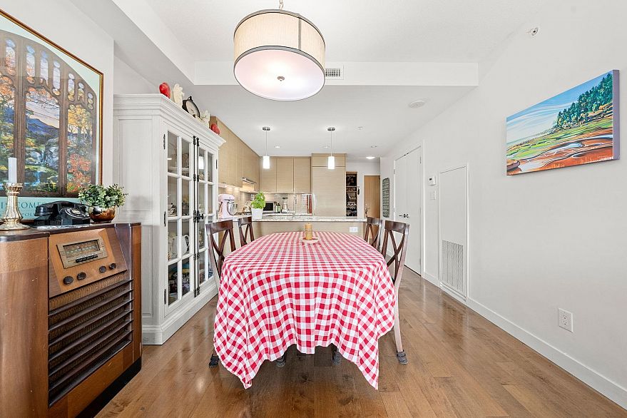 205 4083 Cambie Street