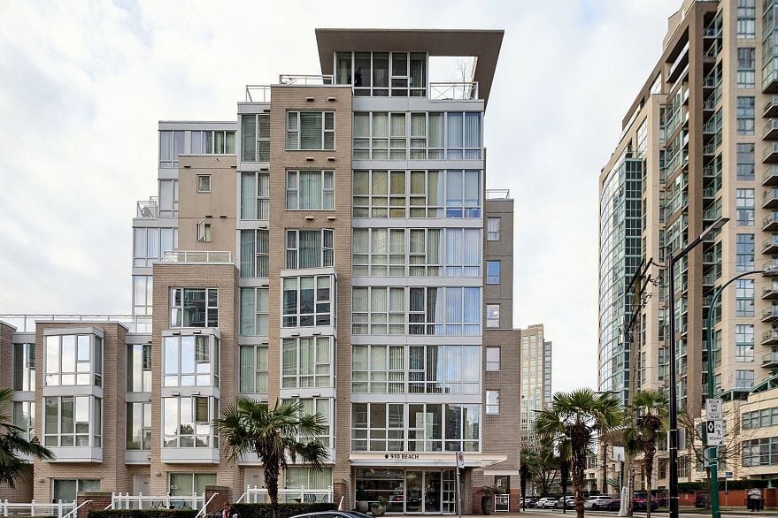 703 910 Beach Avenue