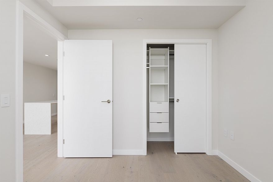 2501 7433 Cambie Street