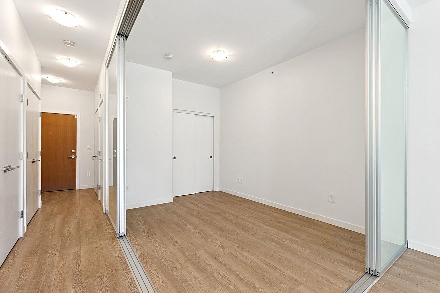 215 384 E 1st Avenue